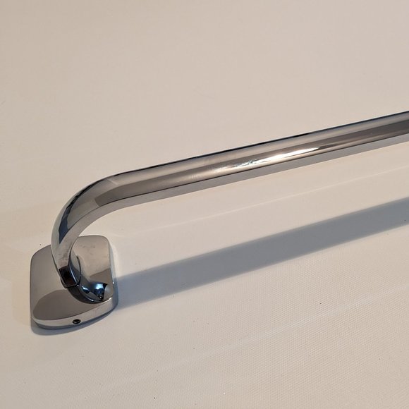 Laloo W6524C Wynn Single Towel Bar (24'' x 2 3/4'') – Sleek Chrome Towel Bar - Picture 5 of 6